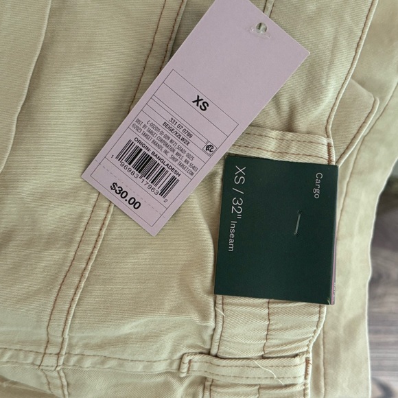 NWT target cargo pants
Size xs but fit like small
Super comfy - Picture 4 of 4